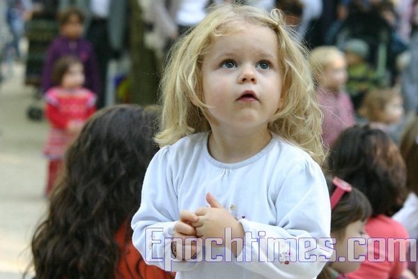 Музыка детей завораживает. Фото:Чжан Юэ.Epochtimes.com